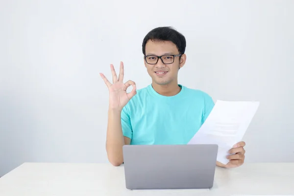 Ung Asiatisk Mand Smil Glad Når Arbejder Bærbar Computer Dokument - Stock-foto