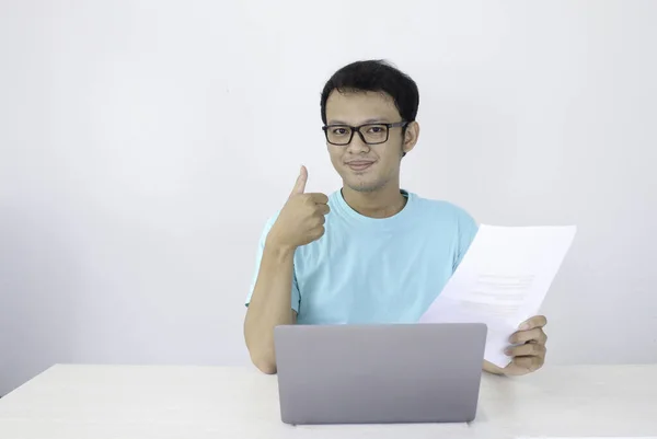 Молодой Азиат Улыбается Счастлив Работает Ноутбуке Документе Хорошим Знаком Руки — стоковое фото