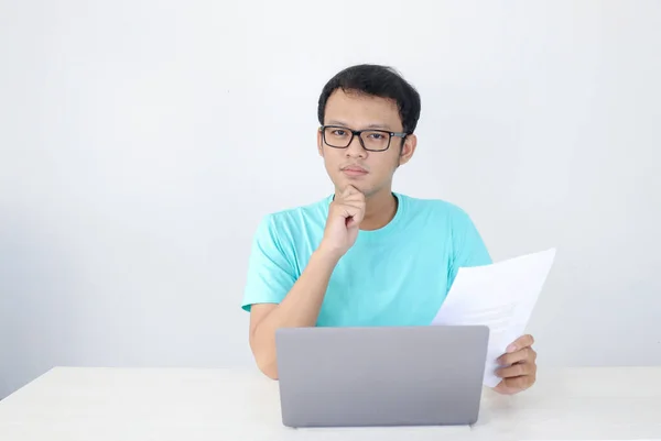 Unga Asiatiska Mannen Allvarlig Och Fokusera När Arbetar Bärbar Dator — Stockfoto