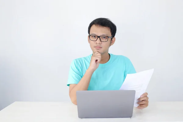 Young Asian Man Sério Concentrar Quando Trabalha Laptop Documento Mesa — Fotografia de Stock