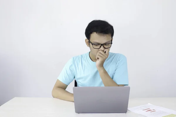Ung Asiatisk Mann Alvorlig Fokusert Arbeid Bærbar Datamaskin Dokument Bordet – stockfoto