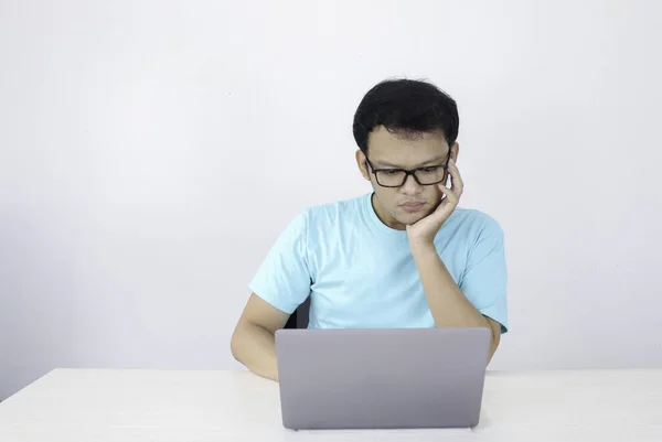 Young Asian Man Serio Concentra Quando Lavora Computer Portatile Documento — Foto Stock