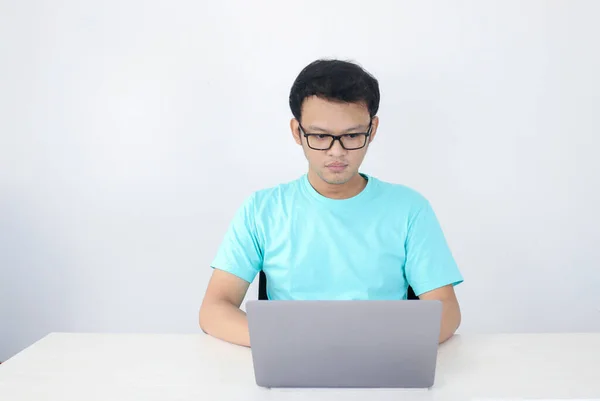 Młody Azjata Jest Poważny Skupia Się Podczas Pracy Nad Laptopem — Zdjęcie stockowe