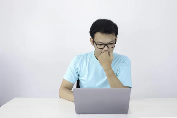 Young Asian Man Sério Concentrar Quando Trabalha Laptop Documento Mesa — Fotografia de Stock