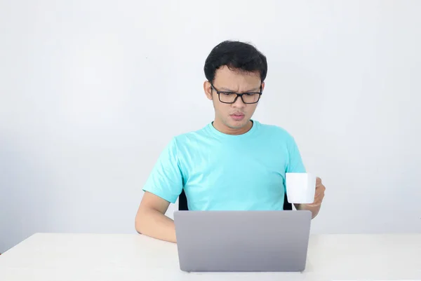 Νεαρός Ασιάτης Είναι Σοβαρός Όταν Εργάζεται Φορητό Υπολογιστή Καφέ Ποτό — Φωτογραφία Αρχείου