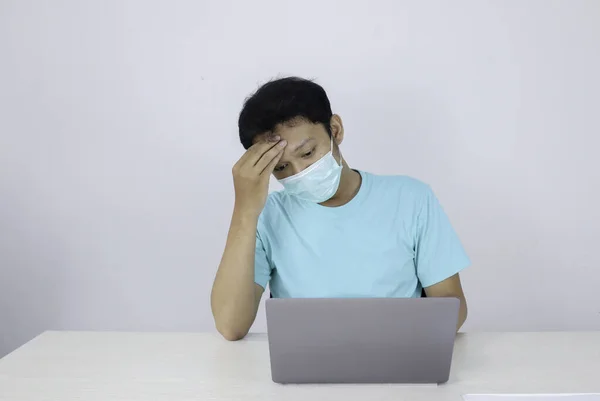 Ung Asiatisk Man Bär Medicinsk Mask Att Känna Sig Ohälsosam — Stockfoto