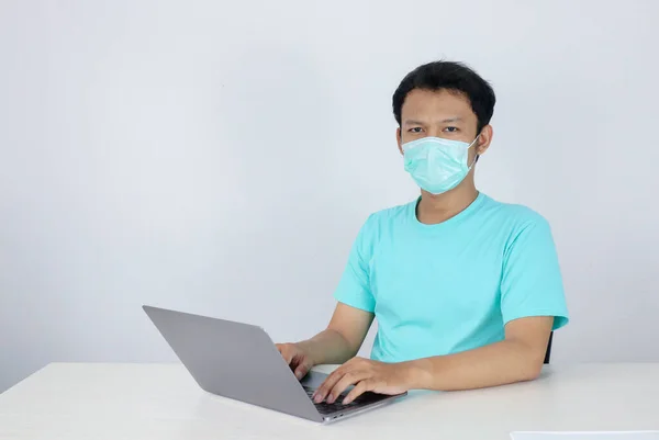 Junger Asiatischer Mann Mit Medizinischer Maske Ist Ernst Und Konzentriert — Stockfoto