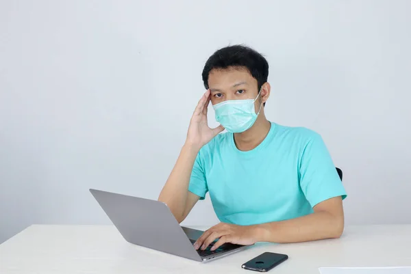 Mladý Asiat Lékařské Masce Cítí Nezdravý Unavený Zmatený Prací Noteboocích — Stock fotografie