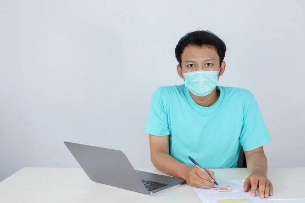 Ung Asiatisk Man Bär Medicinsk Mask Allvarlig Och Fokusera När — Stockfoto