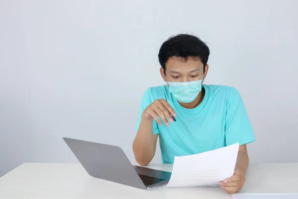 Junger Asiatischer Mann Mit Medizinischer Maske Fühlt Sich Ungesund Müde — Stockfoto