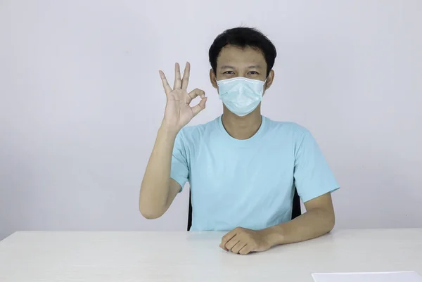 Young Asian Man Bär Medicinsk Mask Att Hand Tecken Med — Stockfoto