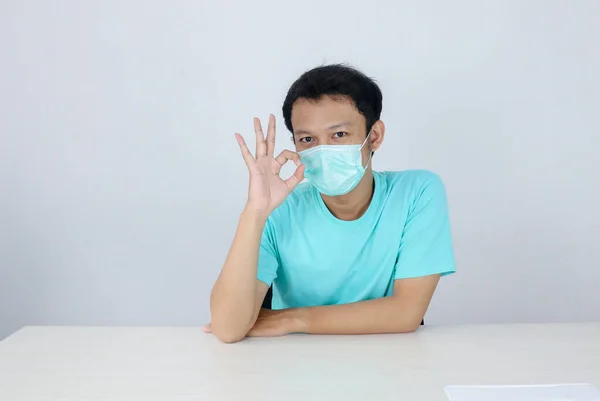 Mladý Asiat Nosí Lékařskou Masku Dát Znamení Rukou Sebevědomými Gesty — Stock fotografie