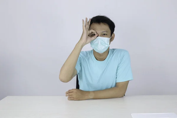 Young Asian Man Wear Medical Mask Give Hand Sign Confident — Stock Photo, Image