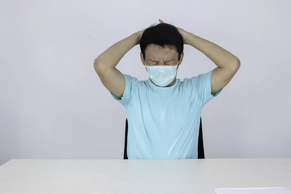 Ung Asiatisk Man Bär Medicinsk Mask Lider Svår Huvudvärk Trycka — Stockfoto