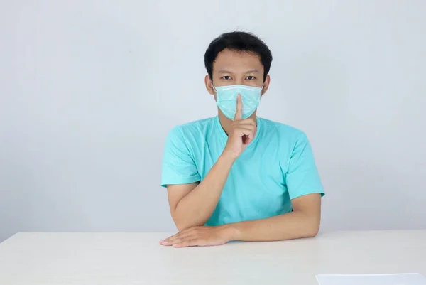 Jonge Aziatisch Man Met Een Chirurgisch Masker Brengt Zijn Hand — Stockfoto