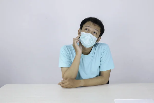 Ung Asiatisk Man Bär Medicinsk Mask Och Glasögon Tänker Och — Stockfoto