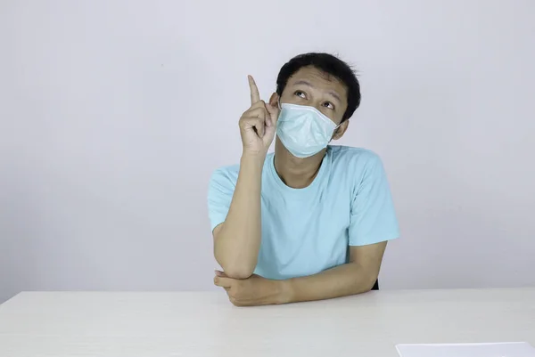 Mladý Asijský Muž Nosí Lékařskou Masku Brýle Myšlení Hledá Myšlenkové — Stock fotografie