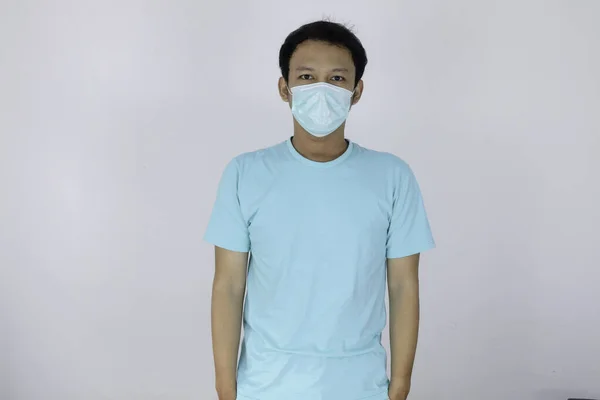 コロナウイルスに対する保護マスクを身に着けている若いアジアの少年は ウイルスの白い背景を防ぐために外科用マスクを身に着けている19茶色の男をCovid コロナウイルスパンデミック — ストック写真
