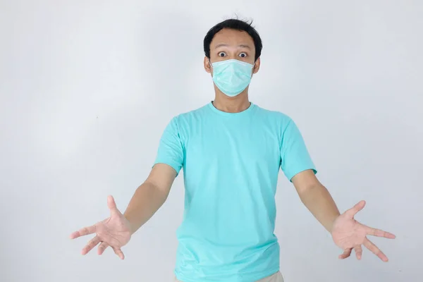 Jeune Homme Asiatique Regardant Caméra Souriant Bras Ouverts Pour Étreindre — Photo