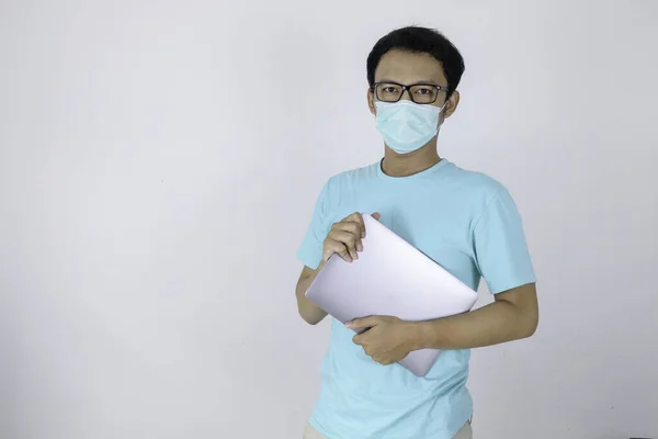 Jonge Aziatische Man Draagt Een Medisch Masker Met Een Laptop — Stockfoto