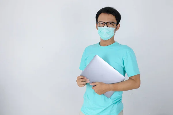 Jeune Homme Asiatique Porter Masque Médical Porte Ordinateur Portable Indonésien — Photo