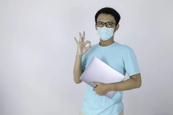 Junge Asiatische Mann Tragen Medizinische Maske Trägt Einen Laptop Mit — Stockfoto