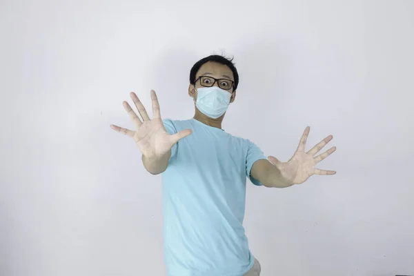 Ung Asiatisk Man Bär Hygienisk Mask Rädd Eller Panikslagen Med — Stockfoto