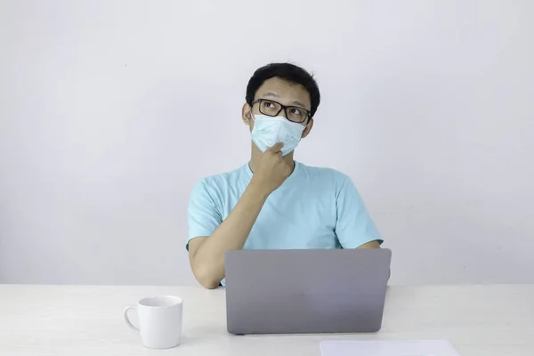 Joven Hombre Asiático Usar Máscara Médica Gafas Está Pensando Buscando — Foto de Stock