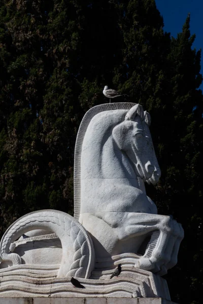 Staty Ett Lejon Och Fågel Den — Stockfoto