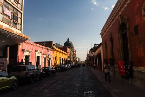 Oaxaca, Meksika, güzel renkli koloni evleri olan bir cadde.