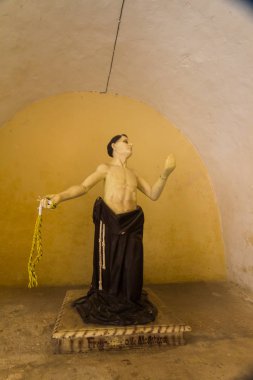 Şehirdeki bir adamın heykeli