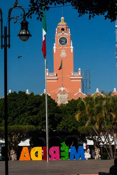 墨西哥尤卡坦州梅里达格朗德广场墨西哥国旗帕拉西奥市塔 — 图库照片