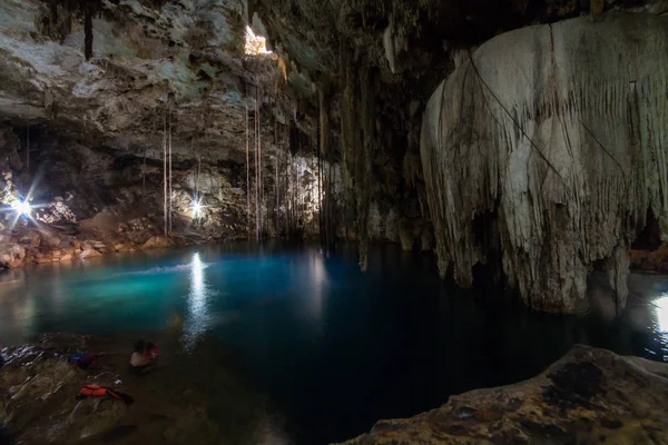 Cenote Dzitnup Cerca Valladolid México Precioso Cenote Con Aguas Turquesas — Foto de Stock