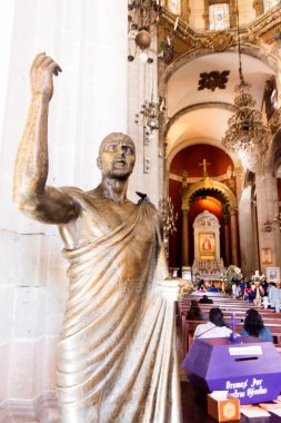 Katedraldeki mezarlık. 