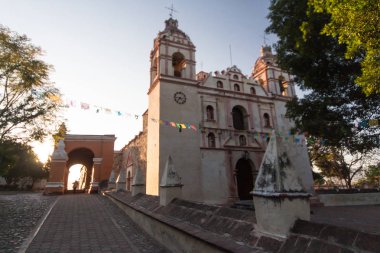 Akşamları eski kasabada. 