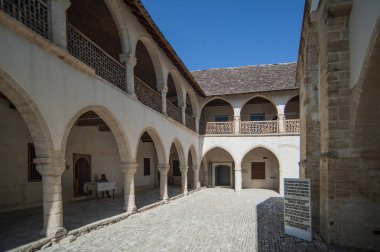 Omodos 'taki manastır Hristiyan döneminin ilk yüzyıllarında ortaya çıktı. Burada Tanrı 'nın Haçı' nın bir parçacığı tutuluyor. Modern mimari topluluğu 17. yüzyıldan beri korunmaktadır..    