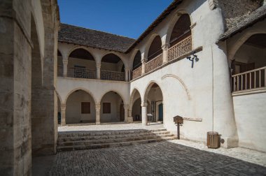 Omodos 'taki manastır Hristiyan döneminin ilk yüzyıllarında ortaya çıktı. Burada Tanrı 'nın Haçı' nın bir parçacığı tutuluyor. Modern mimari topluluğu 17. yüzyıldan beri korunmaktadır..    