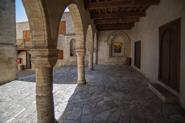 Omodos 'taki manastır Hristiyan döneminin ilk yüzyıllarında ortaya çıktı. Burada Tanrı 'nın Haçı' nın bir parçacığı tutuluyor. Modern mimari topluluğu 17. yüzyıldan beri korunmaktadır..    