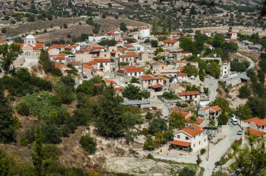 Başlangıçta, Dora köyü dağın tepesinde yükseldi, ama sık sık meydana gelen depremler nedeniyle, tam eteklerindeydi..    