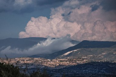Akşam güneşiyle renklenen alacakaranlık fırtınası bulutları, dağ manzaralarına özel bir cazibe ve dışavurum verir..    