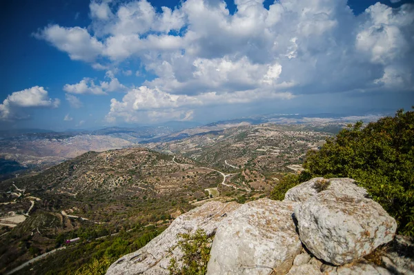 Vârful Muntelui Oferă Turistului Priveliște Frumoasă Asupra Munților Troodos Iar — Fotografie, imagine de stoc