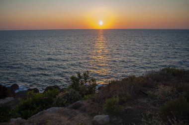 Her gün deniz kıyısında durup günbatımının tadını çıkarabilirsiniz ama aynı iki gün batımını göremezsiniz..          