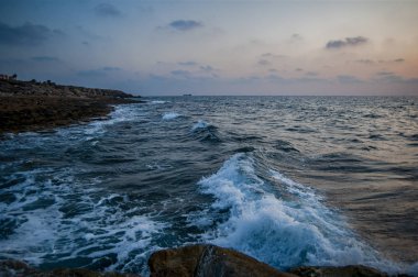 Her gün deniz kıyısında durup günbatımının tadını çıkarabilirsiniz ama aynı iki gün batımını göremezsiniz..          