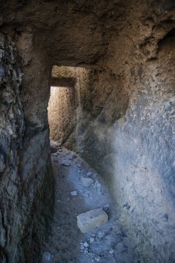Antik Paphos 'un kayaları ve eski taş ocakları, ortaçağ tahkimatlarının duvarları, kuleleri, hendekleri ve karşı ataklarıyla çok benzerdir. - Öyle mi? Bilmece.      