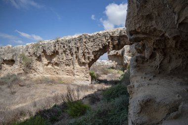 Antik Paphos 'un kayaları ve eski taş ocakları, ortaçağ tahkimatlarının duvarları, kuleleri, hendekleri ve karşı ataklarıyla çok benzerdir. - Öyle mi? Bilmece.      