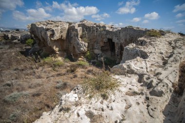 Antik Paphos 'un kayaları ve eski taş ocakları, ortaçağ tahkimatlarının duvarları, kuleleri, hendekleri ve karşı ataklarıyla çok benzerdir. - Öyle mi? Bilmece.      