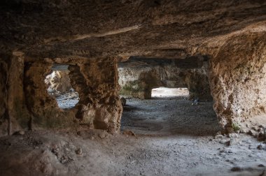 Çağımızın ilk yüzyıllarında Paphos 'un yeraltı mezarları ilk Hristiyanlar için sığınak görevi görüyordu. Burada Yahudi olmayanlardan saklanıp şehit oldular..    