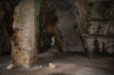 Çağımızın ilk yüzyıllarında Paphos 'un yeraltı mezarları ilk Hristiyanlar için sığınak görevi görüyordu. Burada Yahudi olmayanlardan saklanıp şehit oldular..    
