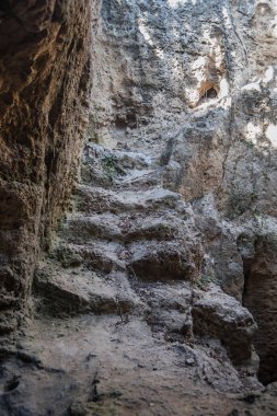 Çağımızın ilk yüzyıllarında Paphos 'un yeraltı mezarları ilk Hristiyanlar için sığınak görevi görüyordu. Burada Yahudi olmayanlardan saklanıp şehit oldular..    