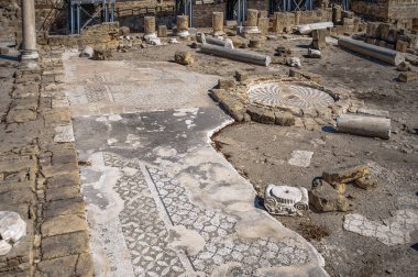 Leydi Chrysopolitissa Kilisesi 4. yüzyılda Roma forumunun temelleri üzerine inşa edildi. Sıralar halinde granit sütunlar. Kilise 5 göbekten oluşuyordu ve ayrıca çeşmeli bir avluya sahipti..      